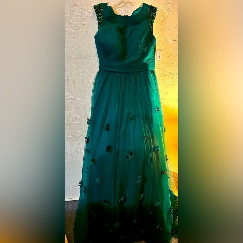 Elegant Emerald Green Prom Dress with Embellished Shoulders